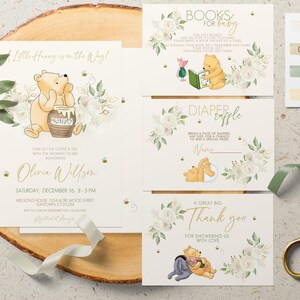 Set modificabile classico Winnie the Pooh Neutral Baby Shower Bundle #1: Invito, biglietto di ringraziamento, richiesta di libro di lotteria dei pannolini, fiore bianco 0001.18