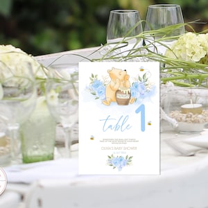 Edytowalny numer stołu na klasyczny baby shower lub przyjęcie urodzinowe dla chłopca w stylu Kubusia Puchatka z motywem kwiatowym w kolorze niebieskim | POBIERANIE CYFROWE 0001.10
