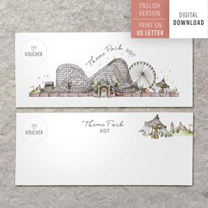 Könnte beinhalten: Zwei weiße Gutscheine für einen Themenparkbesuch. Der obere Gutschein zeigt eine detaillierte Illustration einer Achterbahn, eines Riesenrads und anderer Vergnügungsparkattraktionen. Der Text "Theme Park Visit" ist kursiv geschrieben. Das Wort "Voucher" steht in einem Kreis.
