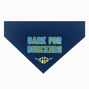 Paige Bueckers, Bark for Bueckers: Pañuelo para perros y gatos que se coloca sobre el collar.