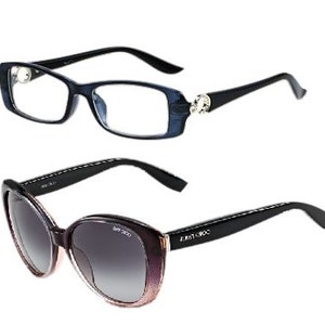 Puede incluir: Dos pares de gafas. El par superior tiene una montura negra con una lente transparente y un acento plateado en el lateral. El par inferior tiene una montura negra con una lente degradada marr&oacute;n.