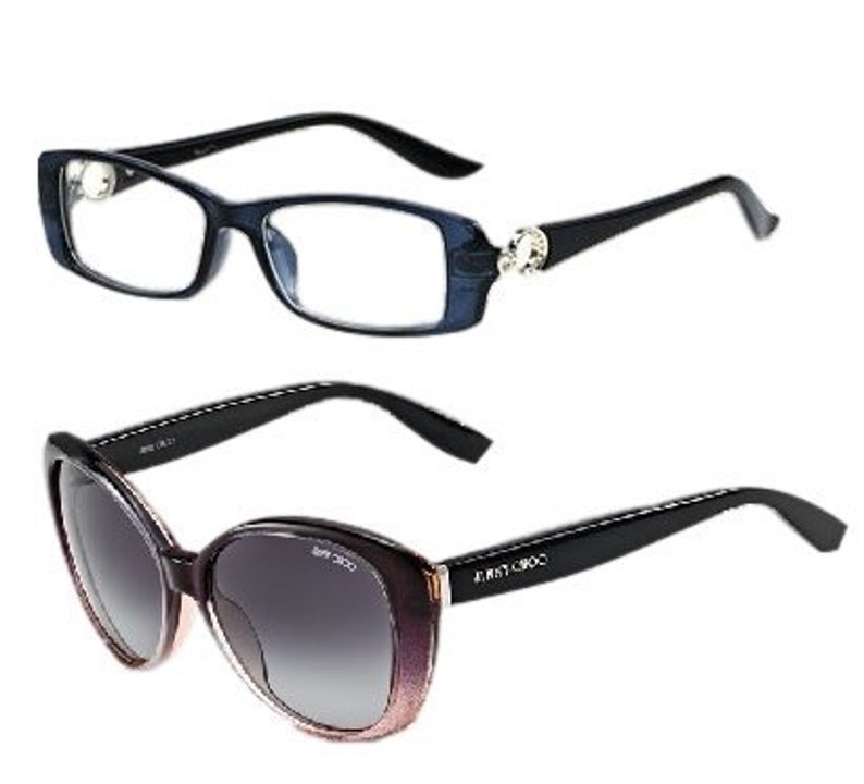 Puede incluir: Dos pares de gafas. El par superior tiene una montura negra con una lente transparente y un acento plateado en el lateral. El par inferior tiene una montura negra con una lente degradada marr&oacute;n.