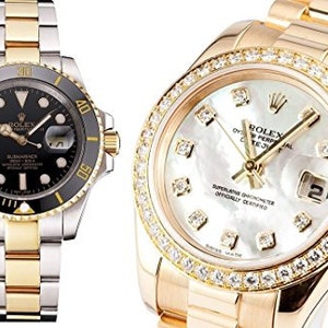 Puede incluir: Dos relojes de pulsera de lujo. El reloj de la izquierda tiene una esfera negra con detalles dorados y una correa de acero inoxidable de dos tonos. El reloj de la derecha tiene una esfera blanca de n&aacute;car con detalles de diamantes y una correa de oro.