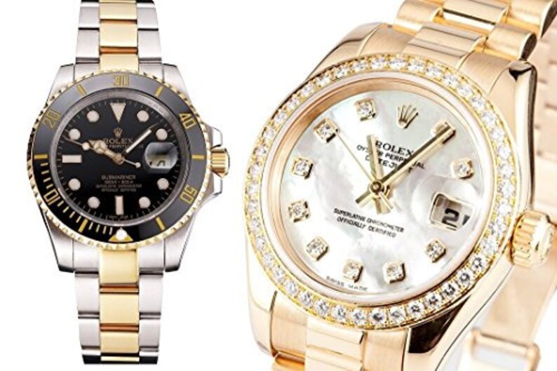 Puede incluir: Dos relojes de pulsera de lujo. El reloj de la izquierda tiene una esfera negra con detalles dorados y una correa de acero inoxidable de dos tonos. El reloj de la derecha tiene una esfera blanca de n&aacute;car con detalles de diamantes y una correa de oro.