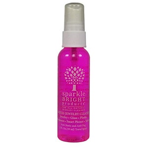 Puede incluir: Una botella rosa de limpiador de joyas l&iacute;quido Sparkle Bright Products. La botella es de 59 ml y es un frasco de spray de viaje. La botella tiene una tapa blanca y una etiqueta blanca con un logotipo de &aacute;rbol y el texto "sparkle bright products" y "el limpiador de joyas totalmente natural".