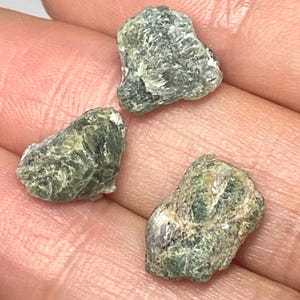 Natuurlijk ruw groen Colombiaans smaragdkristal, smaragdmineralen, ruwe groene edelstenen