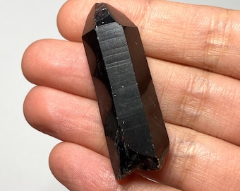 Zeldzame zwarte Afghanistan-kwartspunt, ethisch gewonnen kristal