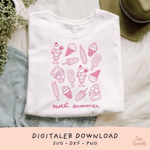 Könnte beinhalten: Ein weißes T-Shirt mit einem pinkfarbenen Grafikdruck verschiedener Eisspezialitäten, darunter Eisbecher, Waffeln und Eis am Stiel, in einem Muster angeordnet. Unter den Illustrationen steht der Text sweet summer in einer pinken Schreibschrift.