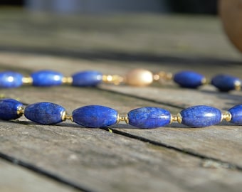 Mooie, edele ketting gemaakt van lapis lazulioliven en een doos slot olijf in 925 verguld zilver