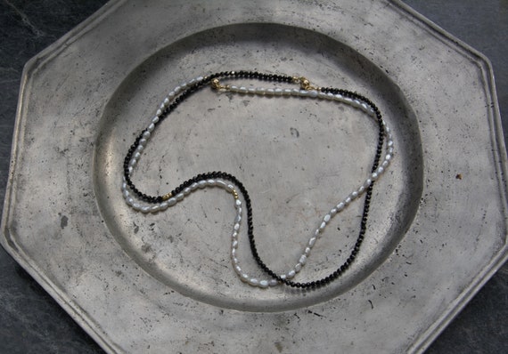 Zarte minimalistische Kette mit weißen Süßwasserperlen in AAA-Qualität, oder schwarzem Spinell mit einem 925 vergoldetem Magnetverschluss