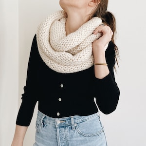 Knitting Pattern | The Avery | modern minimalist chunky infinity scarf easy beginner knitting pattern