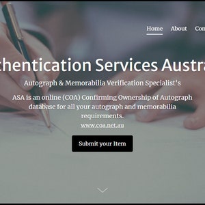K&ouml;nnte beinhalten: Homepage der Website von Authentication Services Australia, einem Unternehmen, das sich auf die Verifizierung von Autogrammen und Erinnerungsst&uuml;cken spezialisiert hat. Die Website zeigt ein Foto einer Hand, die ein Dokument mit einem Stift unterschreibt, und den Text "Authentication Services Australia" in gro&szlig;er Schrift.