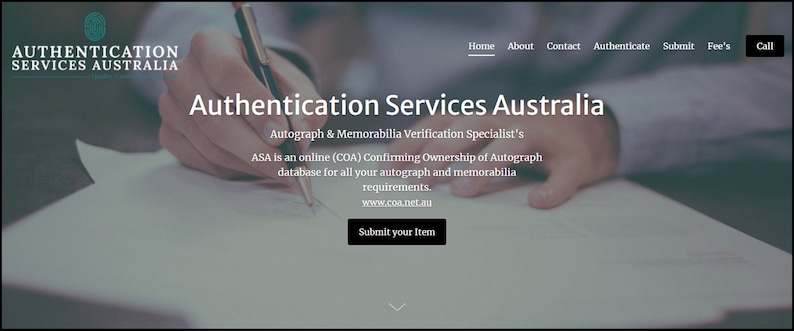 K&ouml;nnte beinhalten: Homepage der Website von Authentication Services Australia, einem Unternehmen, das sich auf die Verifizierung von Autogrammen und Erinnerungsst&uuml;cken spezialisiert hat. Die Website zeigt ein Foto einer Hand, die ein Dokument mit einem Stift unterschreibt, und den Text "Authentication Services Australia" in gro&szlig;er Schrift.