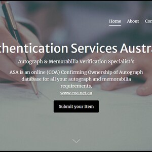 Puede incluir: P&aacute;gina de inicio del sitio web de Authentication Services Australia, una empresa especializada en la verificaci&oacute;n de aut&oacute;grafos y objetos de colecci&oacute;n. El sitio web presenta una foto de una mano firmando un documento con un bol&iacute;grafo, y el texto "Authentication Services Australia" en letra grande.