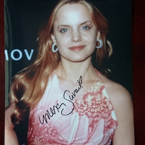 Mena Suvari Autographed Glossy 8x10 Photo - COA #MS58866