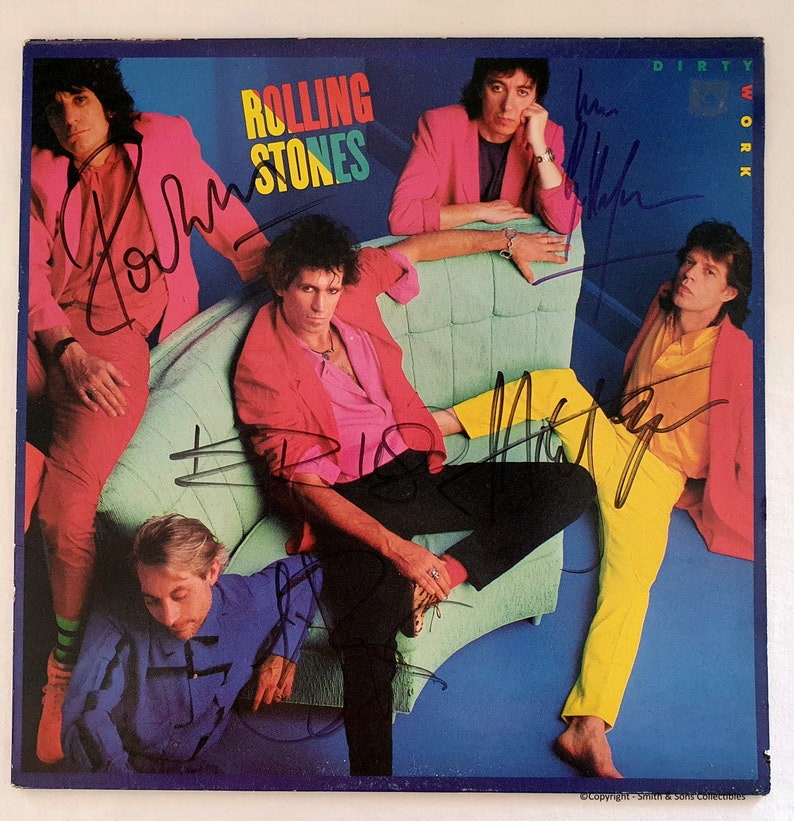 Puede incluir: Una portada de &aacute;lbum firmada de los Rolling Stones, "Dirty Work", con los miembros de la banda en ropa colorida. La portada del &aacute;lbum est&aacute; firmada por los cuatro miembros: Mick Jagger, Keith Richards, Ronnie Wood y Charlie Watts.
