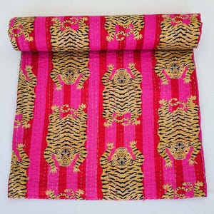 Könnte beinhalten: Rosa-goldene Kantha-Steppdecke mit einem sich wiederholenden Muster aus Tigern. Die Decke ist aus Baumwolle und handgenäht.
