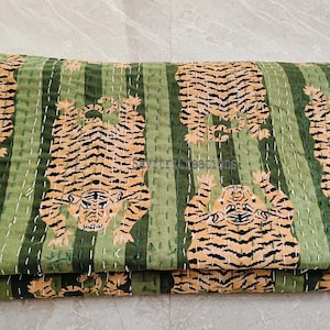 Könnte beinhalten: Eine grüne und orangefarbene Kantha-Steppdecke mit einem sich wiederholenden Muster aus Tigern. Die Steppdecke ist aus Baumwolle und handgenäht.