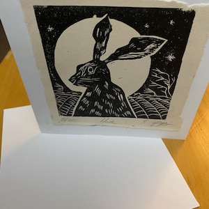Hase - Glückwunschkarte.  Linolschnittdruck auf handgeschöpftem Büttenpapier auf Karte mit Umschlag abgebildet.  Künstler und Naturschützer - Paul Dunn.