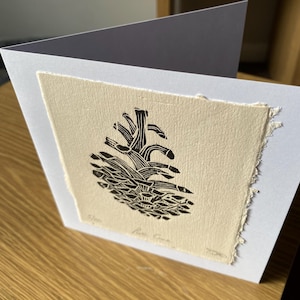 Tannenzapfen - Grußkarte.  Linolschnittdruck auf handgeschöpftem Büttenpapier auf Karte mit Umschlag abgebildet.  Künstler und Naturschützer - Paul Dunn.