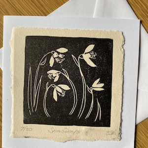 Campanillas de invierno - Tarjeta de felicitación. Impresión linográfica sobre papel hecho a mano, presentada en tarjeta con sobre. Artista y conservacionista: Paul Dunn.