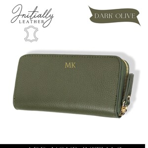 Op de afbeelding: Donker olijfgroene Italiaanse leren portemonnee met gouden rits en initialen "MK". De rechthoekige portemonnee heeft de tekst "Italian Leather Wallet", "Initially Leather", "Dark Olive" en "Add Your Initials".