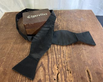 Pajarita negra Brooks Brothers. Réplica de fabricante vintage. 100% seda.