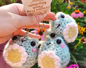 Daisy Frogs | Crochet amigurumi stuffed plush frog keychains with daisy flowers