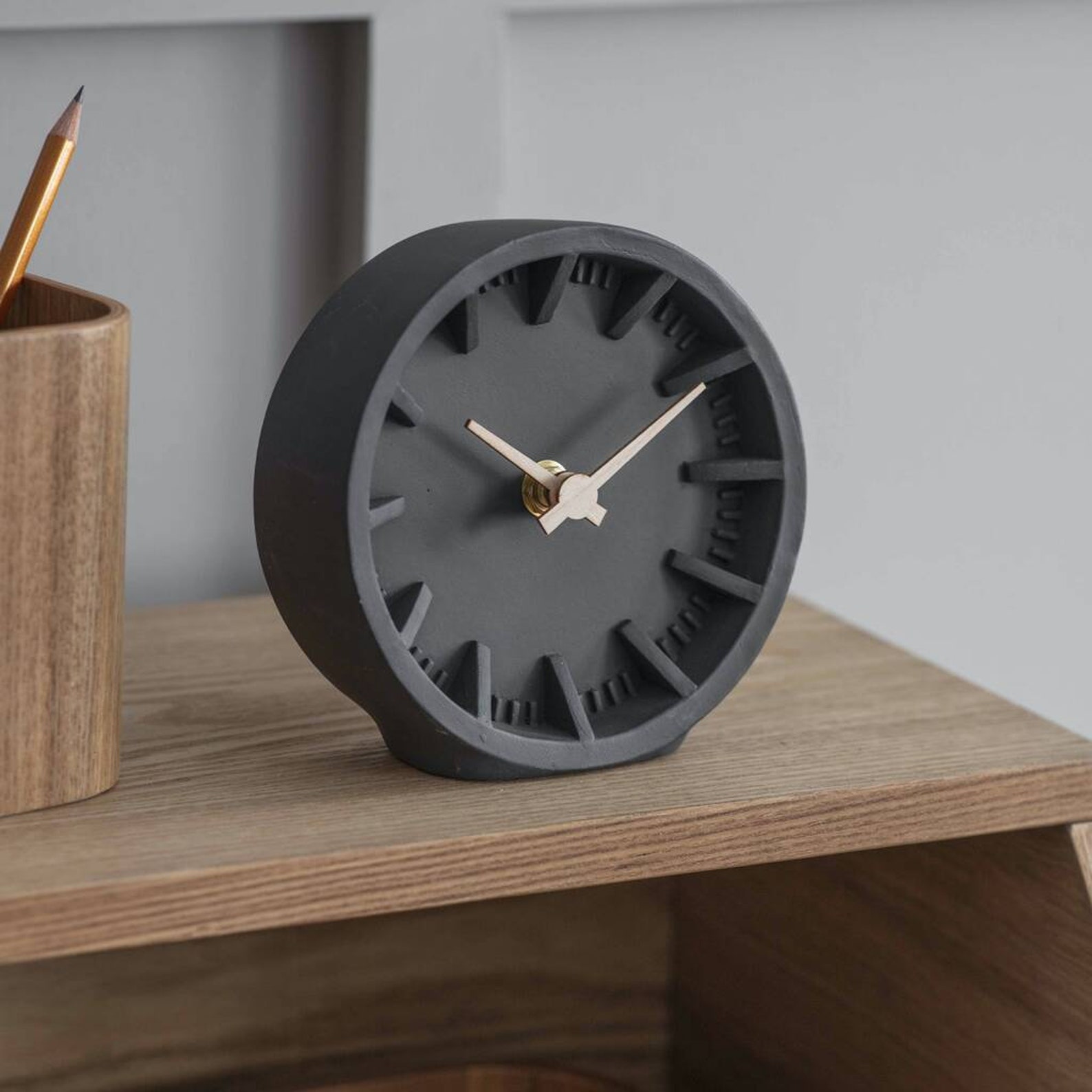 Часы настольные стеклянные прозрачные китай. Desk clock. Сетап под часы. Выдвижные часы на стол. Часы настольные.
