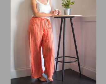 Weiche und bequeme orange gestreifte Pyjama-Hose für Frauen, locker sitzende Pyjama-Hose mit weitem Bein und elastischer Taille, gestreifter Loungewear-Pyjama aus Baumwolle