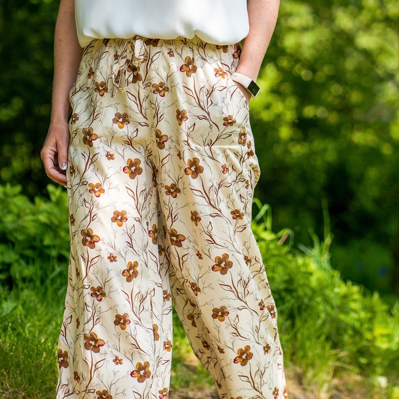 Weiche und bequeme cremefarbene und braune Casual Loungewear-Hose für Damen, Damen-Blumenhose mit elastischem Bund und Taschen Bild 3
