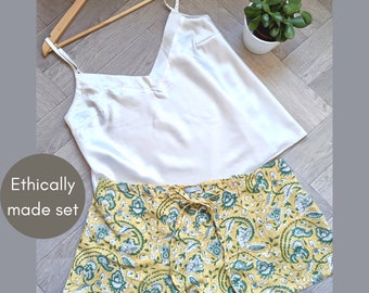 Schönes gelbes Baumwoll-Blumen-Shorts-Set der Frauen mit Off-White-Satin-Hemd, Damen-Short-Set mit Sommer-Shorts und Satin-Hemd