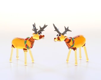 ガラスのサンタトナカイの置物：吹きガラスのクリスマス鹿 - 手作りのランプワークのホリデーデコレーション
