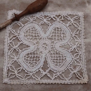 Inserto in pizzo fatto a mano, pizzo a tombolo, applicazione quadrata vintage, centrino in lino, inserto antico belga, fornitura di applicazioni in pizzo quadrato, inserto artigianale
