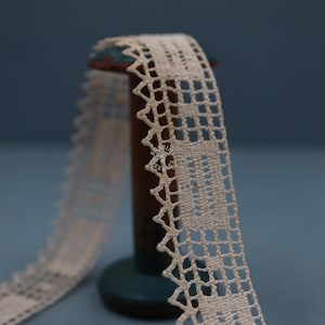 Vintage French Cotton Bobbin Lace Trim: Light Beige Geometric Border