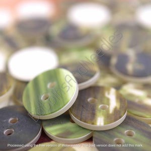 Op de afbeelding: Assortiment van groene en bruine gepatroneerde knopen met witte randen. De knopen hebben elk twee gaten.