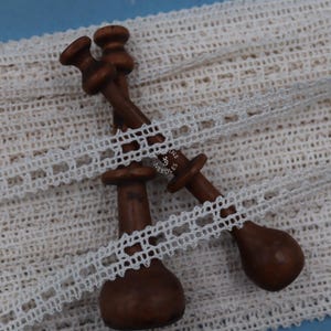 Vintage French Cotton Insertion Lace Trim: Narrow Cream Border, 26m
