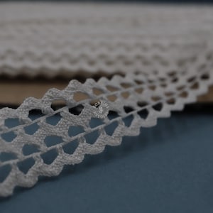 Vintage French Cotton Lace Trim: 22m Scalloped Entre-deux Bobbin Lace