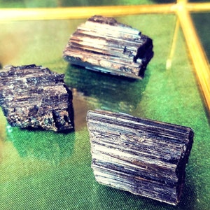 © The Rockin' Jeweler - Black Tourmaline - Raw Specimens - Crystal Clusters - Crystal Healing - Rock Collection - Boho Decor - Metaphysical - Rough Stones
