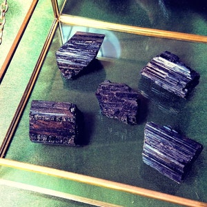 © The Rockin' Jeweler - Black Tourmaline - Raw Specimens - Crystal Clusters - Crystal Healing - Rock Collection - Boho Decor - Metaphysical - Rough Stones