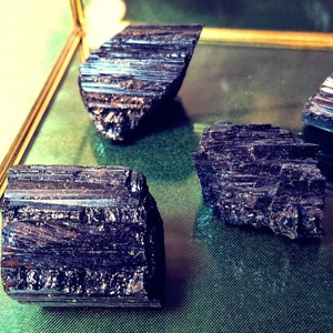 © The Rockin' Jeweler - Black Tourmaline - Raw Specimens - Crystal Clusters - Crystal Healing - Rock Collection - Boho Decor - Metaphysical - Rough Stones