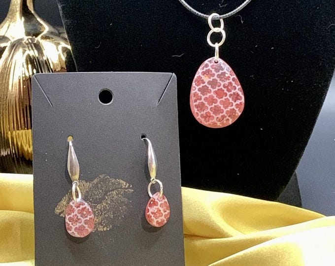 Pink Sparkle Resin Jewelry Set – Teardrop Pendant Necklace & Dangle Earrings with Quatrefoil Design | Handmade Gift for Her