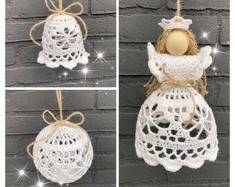Op de afbeelding: Drie witte gehaakte ornamenten in de vorm van een bel, een bol en een engel. De engel heeft een houten hoofd met een gouden kroon en bruin garen haar. Alle drie ornamenten hangen aan een touwtje met een bruine strik.