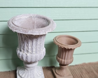 English Estate Column Urn 1:12 Scale Miniature Dollhouse Garden Decor