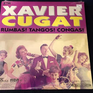 Puede incluir: Una portada de álbum de vinilo vintage con Xavier Cugat. El título del álbum está en letras grandes blancas y amarillas sobre un fondo morado. La portada incluye un grupo de personas con vestimenta vintage.