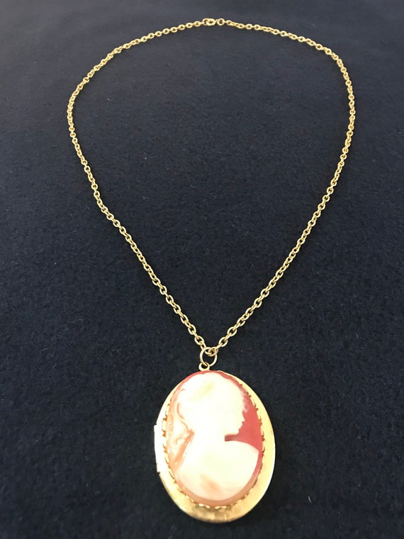 Vintage red  cameo and gold metal necklace Photo … - image 6