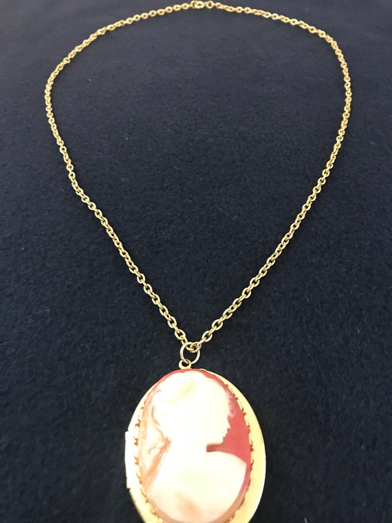 Vintage red  cameo and gold metal necklace Photo … - image 5