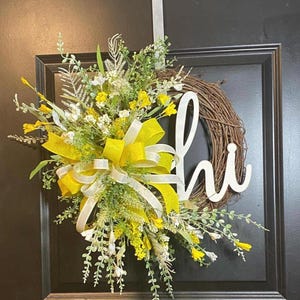 Corona de vid amarilla con letrero "Hola" / Decoración de puerta para primavera y verano / Corona de 23 x 20 / Corona de flores amarillas / Corona de bienvenida para puerta principal