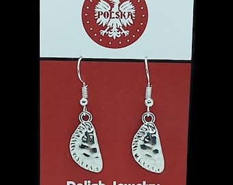 Puede incluir: Pendientes colgantes plateados con forma de pierogi, una empanadilla tradicional polaca. Los pendientes cuelgan de un gancho plateado y se exhiben en una tarjeta roja con el texto "Polish Jewelry" y un emblema polaco.