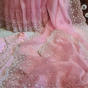Baby-Rosa-Seide Organza Pailletten und Cut-dana Handarbeit sari; Zeitlose Saris für Frauen von Zynah; SKU:2908202401